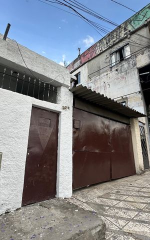 Casa à venda com 300m², 3 quartos e 3 vagas Casa à venda com 300m², 3 quartos e 3 vagasFachada