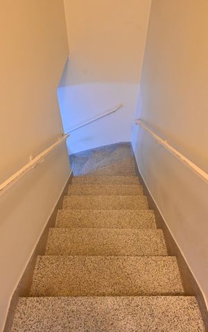 Casa à venda com 116m², 2 quartos e 2 vagasEscadas