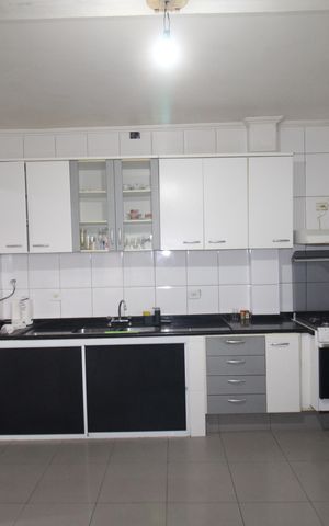 Casa à venda com 120m², 4 quartos e 6 vagasCozinha 