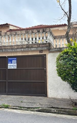 Casa à venda com 240m², 2 quartos e 4 vagas Casa à venda com 240m², 2 quartos e 4 vagasFachada
