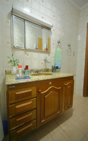 Casa à venda com 240m², 2 quartos e 4 vagasBanheiro social 