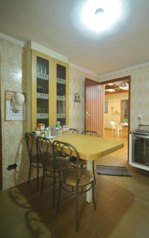 Casa à venda com 240m², 2 quartos e 4 vagasCozinha 