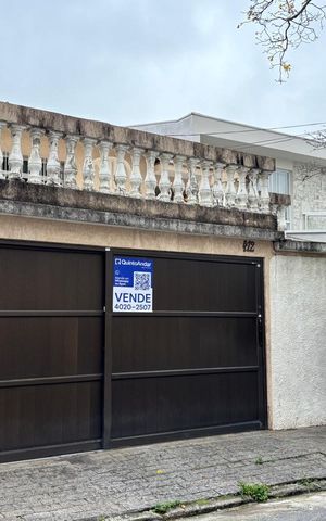 Casa à venda com 240m², 2 quartos e 4 vagas Casa à venda com 240m², 2 quartos e 4 vagasFachada