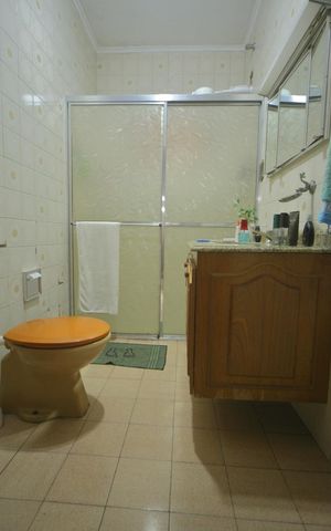 Casa à venda com 240m², 2 quartos e 4 vagasBanheiro social 