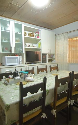 Casa à venda com 240m², 2 quartos e 4 vagasCopa/Cozinha 