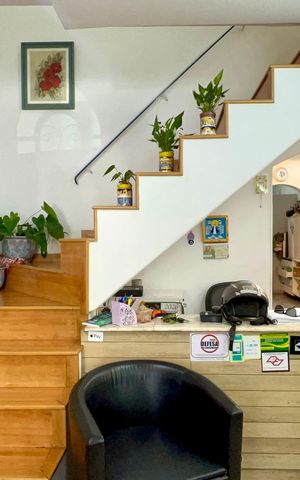 Casa à venda com 63m², 3 quartos e sem vaga Casa à venda com 63m², 3 quartos e sem vagaEscada