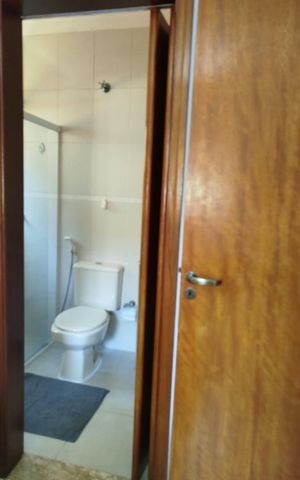Casa de condomínio à venda com 156m², 2 quartos e 5 vagas Casa de condomínio à venda com 156m², 2 quartos e 5 vagasBanheiro