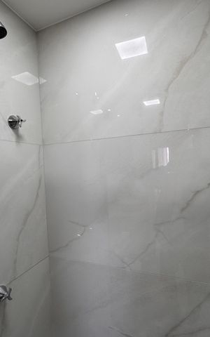 Apartamento à venda com 83m², 2 quartos e 1 vaga Apartamento à venda com 83m², 2 quartos e 1 vagaBanheiro Social