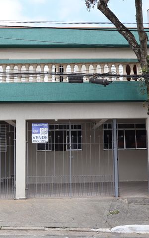 Casa à venda com 210m², 4 quartos e 2 vagasFachada e portão