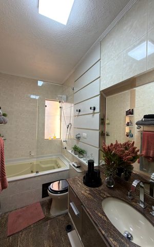 Casa à venda com 268m², 3 quartos e 4 vagas Casa à venda com 268m², 3 quartos e 4 vagasSuíte 1 Banheiro