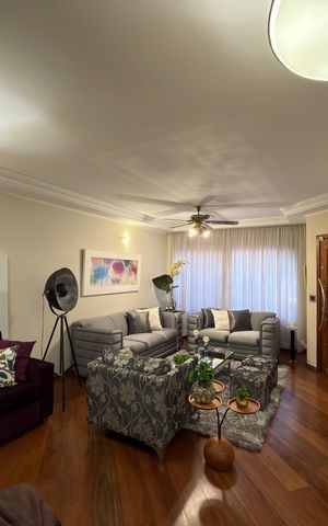Casa à venda com 268m², 3 quartos e 4 vagas Casa à venda com 268m², 3 quartos e 4 vagasSala
