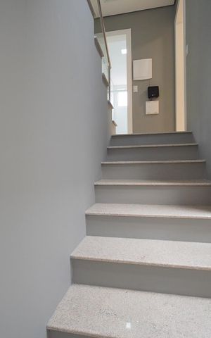 Casa de condomínio para alugar com 300m², 4 quartos e 2 vagasEscada de Acesso ao 2° Piso 