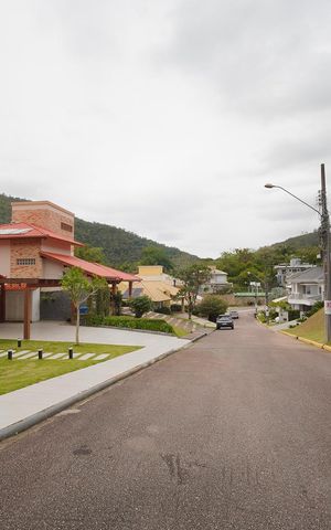 Casa de condomínio para alugar com 300m², 4 quartos e 2 vagasEntorno