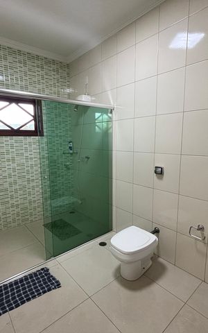 Casa para alugar com 470m², 3 quartos e 6 vagas Casa para alugar com 470m², 3 quartos e 6 vagasBanheiro da Suíte
