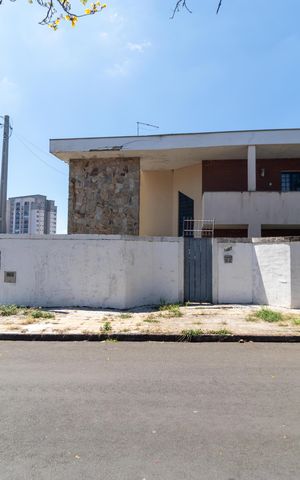 Casa à venda com 616m², 7 quartos e 6 vagas Casa à venda com 616m², 7 quartos e 6 vagasFachada