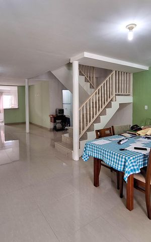 Casa à venda com 120m², 3 quartos e 6 vagas Casa à venda com 120m², 3 quartos e 6 vagasSala