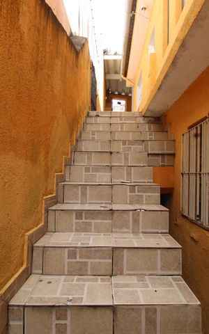 Casa para alugar com 87m², 2 quartos e 1 vagaEscada