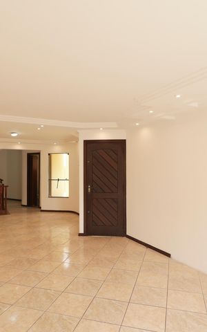 Casa para alugar com 180m², 3 quartos e 5 vagas Casa para alugar com 180m², 3 quartos e 5 vagasSala