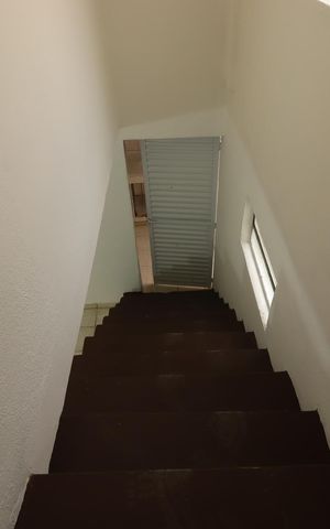 Casa para alugar com 100m², 2 quartos e sem vagaEscada