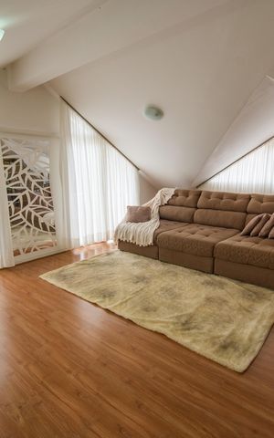 Casa à venda com 199m², 3 quartos e 5 vagas Casa à venda com 199m², 3 quartos e 5 vagasÁtico