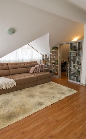 Casa à venda com 199m², 3 quartos e 5 vagas Casa à venda com 199m², 3 quartos e 5 vagasÁtico