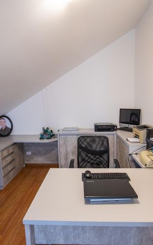 Casa à venda com 199m², 3 quartos e 5 vagas Casa à venda com 199m², 3 quartos e 5 vagasÁtico