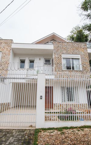 Casa à venda com 199m², 3 quartos e 5 vagas Casa à venda com 199m², 3 quartos e 5 vagasFachada