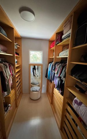 Casa de condomínio à venda com 358m², 4 quartos e 3 vagas Casa de condomínio à venda com 358m², 4 quartos e 3 vagasCloset