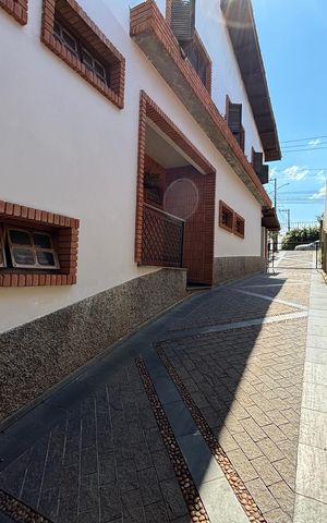 Casa à venda com 457m², 3 quartos e 4 vagas Casa à venda com 457m², 3 quartos e 4 vagasGaragem