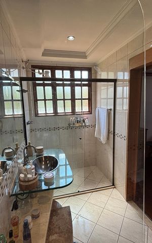 Casa à venda com 457m², 3 quartos e 4 vagas Casa à venda com 457m², 3 quartos e 4 vagasBanheiro da suíte