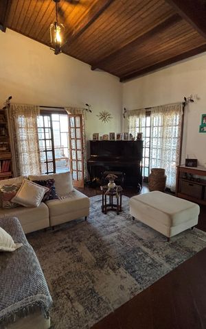 Casa à venda com 457m², 3 quartos e 4 vagas Casa à venda com 457m², 3 quartos e 4 vagasSala