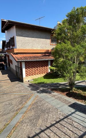 Casa à venda com 457m², 3 quartos e 4 vagas Casa à venda com 457m², 3 quartos e 4 vagasQuintal da frente