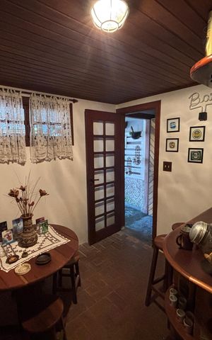 Casa à venda com 457m², 3 quartos e 4 vagas Casa à venda com 457m², 3 quartos e 4 vagasAdega