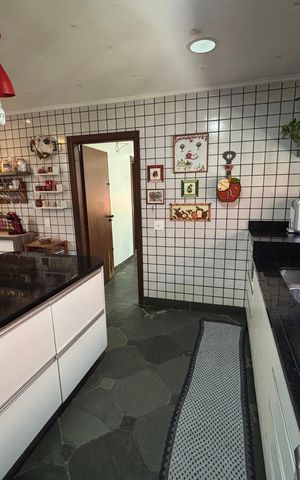 Casa à venda com 457m², 3 quartos e 4 vagas Casa à venda com 457m², 3 quartos e 4 vagasCozinha