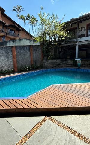Casa à venda com 457m², 3 quartos e 4 vagas Casa à venda com 457m², 3 quartos e 4 vagasPiscina