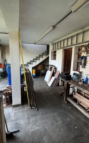 Casa à venda com 457m², 3 quartos e 4 vagas Casa à venda com 457m², 3 quartos e 4 vagasÁrea dos fundos