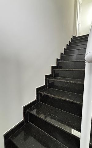 Apartamento à venda com 100m², 2 quartos e 1 vaga Apartamento à venda com 100m², 2 quartos e 1 vagaEscada