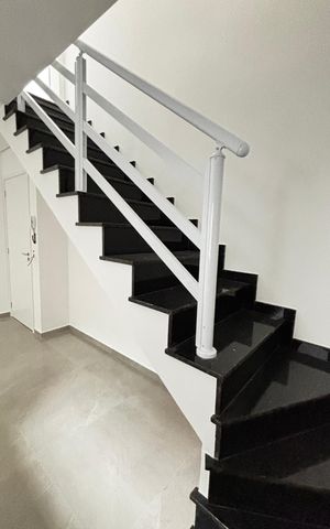 Apartamento à venda com 100m², 2 quartos e 1 vaga Apartamento à venda com 100m², 2 quartos e 1 vagaEscada