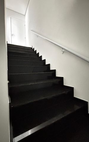 Apartamento à venda com 100m², 2 quartos e 1 vaga Apartamento à venda com 100m², 2 quartos e 1 vagaEscada