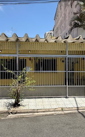 Casa à venda com 250m², 3 quartos e 3 vagas Casa à venda com 250m², 3 quartos e 3 vagasFachada