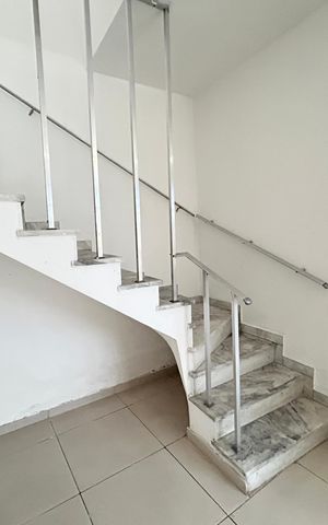 Casa à venda com 260m², 3 quartos e 3 vagasEscada