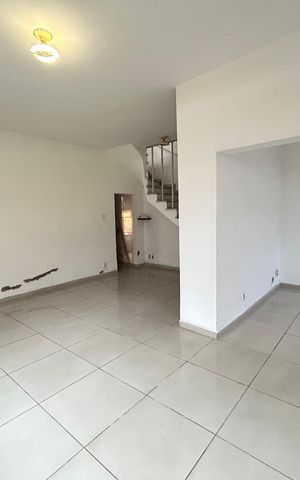 Casa à venda com 260m², 3 quartos e 3 vagasSala