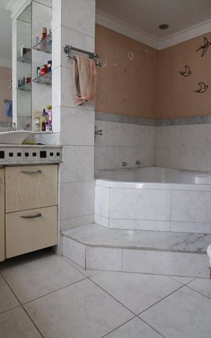 Casa de condomínio à venda com 300m², 6 quartos e 3 vagasBanheiro da suíte