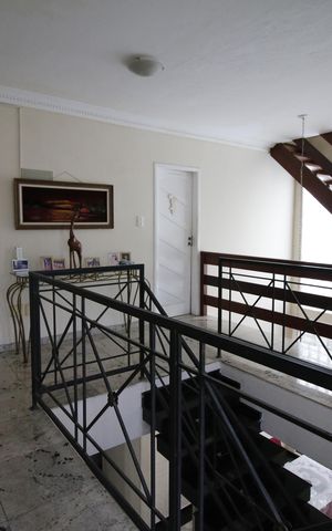 Casa de condomínio à venda com 300m², 6 quartos e 3 vagasHall