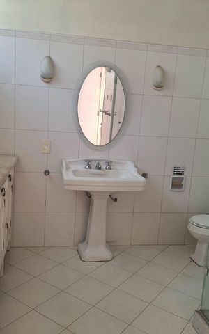 Casa à venda com 621m², 4 quartos e 3 vagas Casa à venda com 621m², 4 quartos e 3 vagasBanheiro