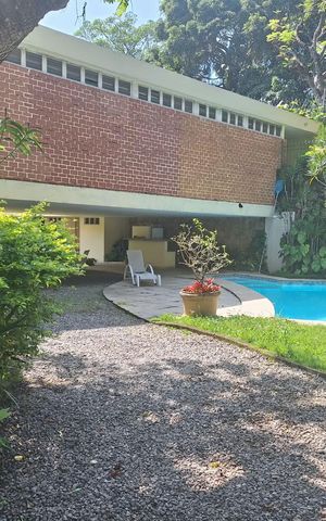 Casa à venda com 621m², 4 quartos e 3 vagas Casa à venda com 621m², 4 quartos e 3 vagasÁrea Externa
