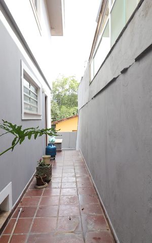 Casa à venda com 220m², 4 quartos e 4 vagasCorredor externo