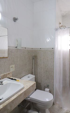 Casa à venda com 220m², 4 quartos e 4 vagasBanheiro da Suíte
