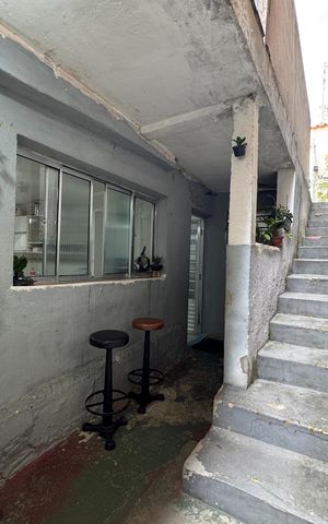 Casa à venda com 330m², 5 quartos e 4 vagas Casa à venda com 330m², 5 quartos e 4 vagasEscada
