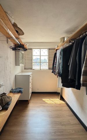 Casa à venda com 330m², 5 quartos e 4 vagas Casa à venda com 330m², 5 quartos e 4 vagasCloset